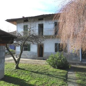 Casa con giardino Piatto