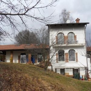 Villa con terreno Bioglio